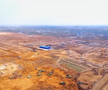 Se ridică mega-fabrica misterioasă a Chinei! O fortăreață mai mare decât orașul San Francisco: 1 milion de mașini, un stadion și un coșmar pentru Tesla