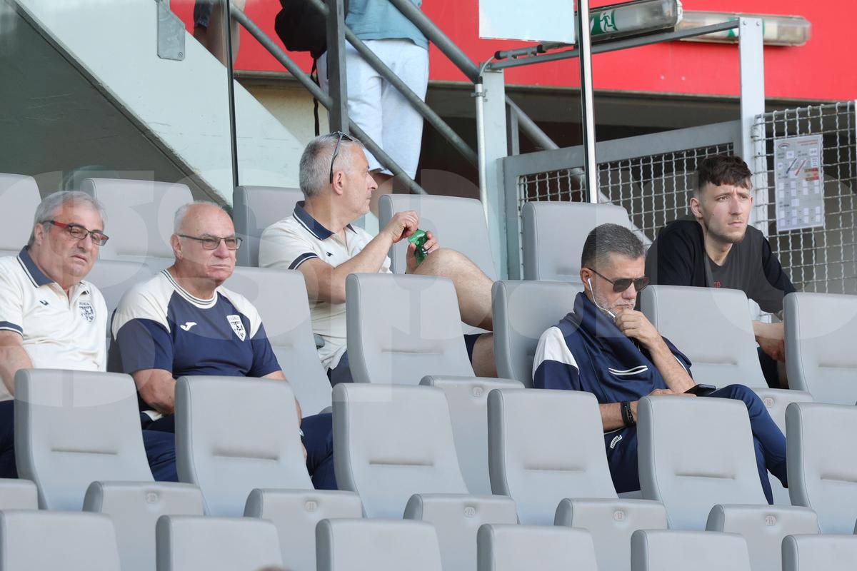 Fanii români prezenţi la antrenamentul oficial al României