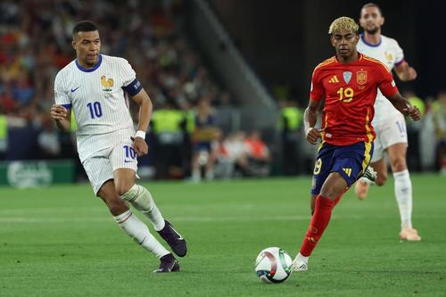 Kylian Mbappe vs Lamine Yamal, în Spania - Franța (5-4) / Foto: Imago