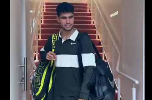 Carlos Alcaraz (22 de ani, 2 ATP) a profitat de abandonul lui Lorenzo Musetti (23 de ani, 7 ATP), la scorul de 4-6, 7-6 (3), 6-0, 2-0, și s-a calificat în finala Roland Garros 2025. Ibericul a fost pus pe glume după meci.