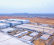 Se ridică mega-fabrica misterioasă a Chinei! O fortăreață mai mare decât orașul San Francisco: 1 milion de mașini, un stadion și un coșmar pentru Tesla