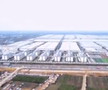 Se ridică mega-fabrica misterioasă a Chinei! O fortăreață mai mare decât orașul San Francisco: 1 milion de mașini, un stadion și un coșmar pentru Tesla