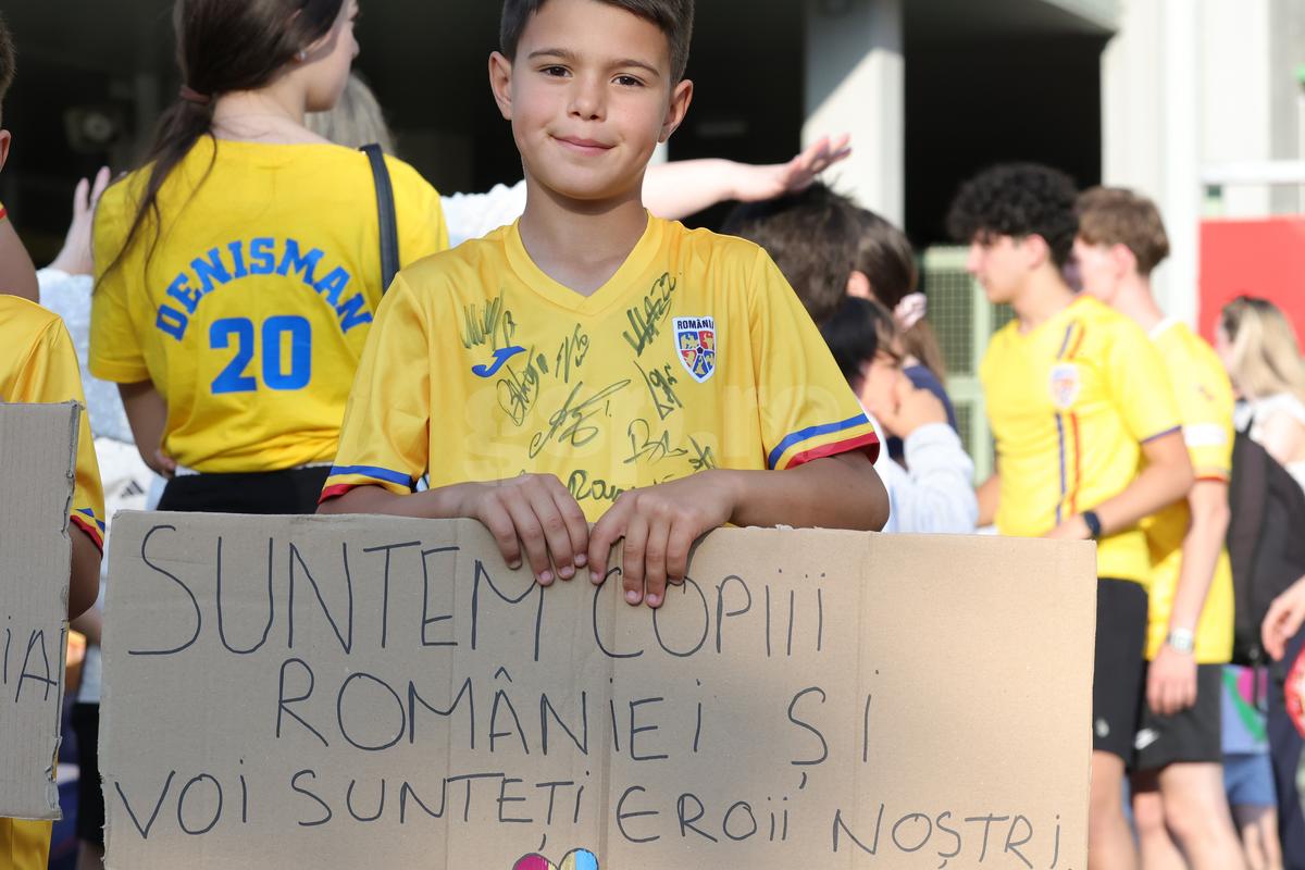 Fanii români prezenţi la antrenamentul oficial al României