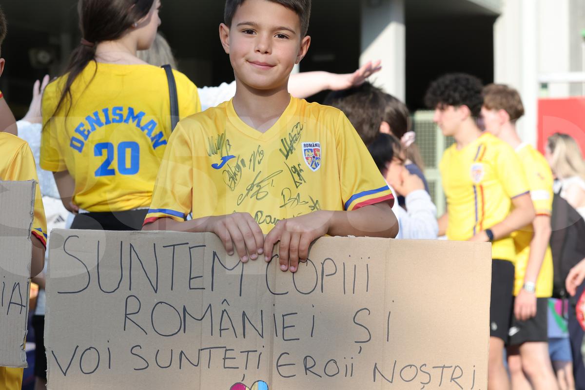 Fanii români prezenţi la antrenamentul oficial al României