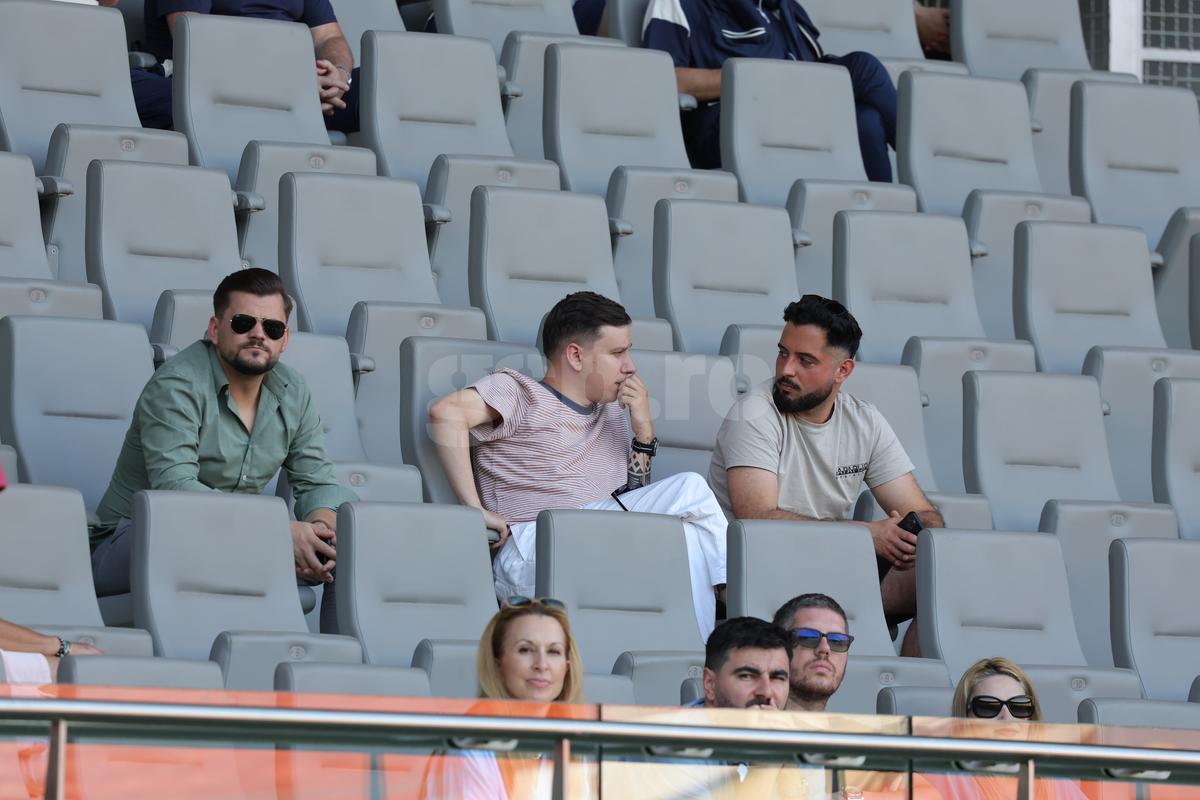 Fanii români prezenţi la antrenamentul oficial al României