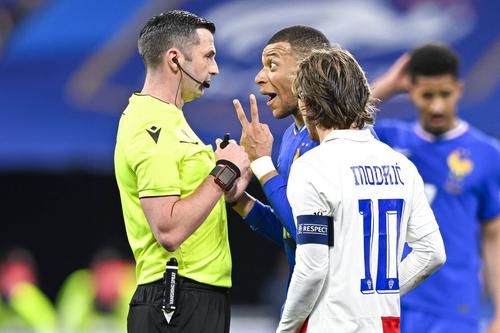 Kylian Mbappe își varsă nervii pe arbitrul Michael Oliver / Foto: Imago