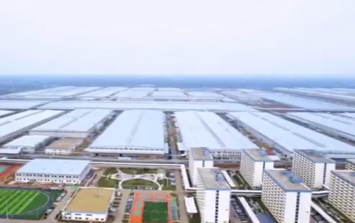 Se ridică mega-fabrica misterioasă a Chinei! O fortăreață mai mare decât orașul San Francisco: 1 milion de mașini, un stadion și un coșmar pentru Tesla