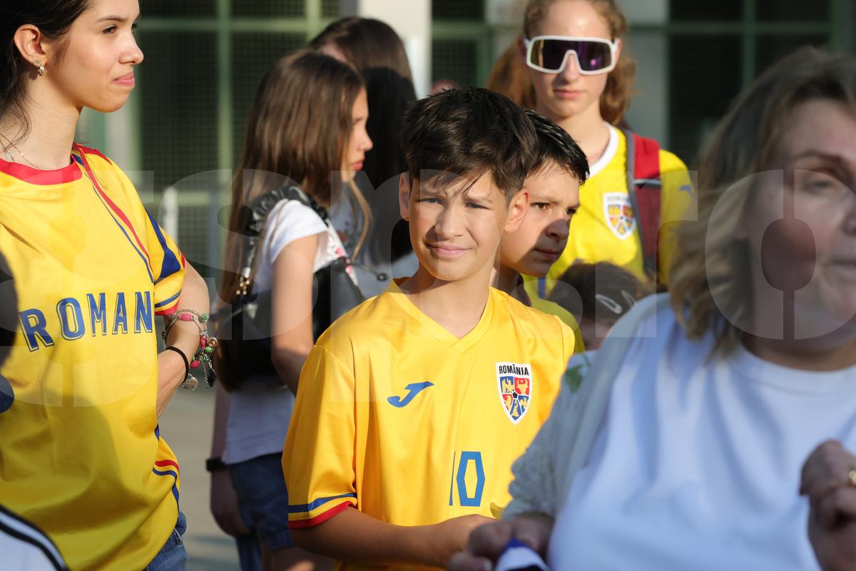 Fanii români prezenţi la antrenamentul oficial al României