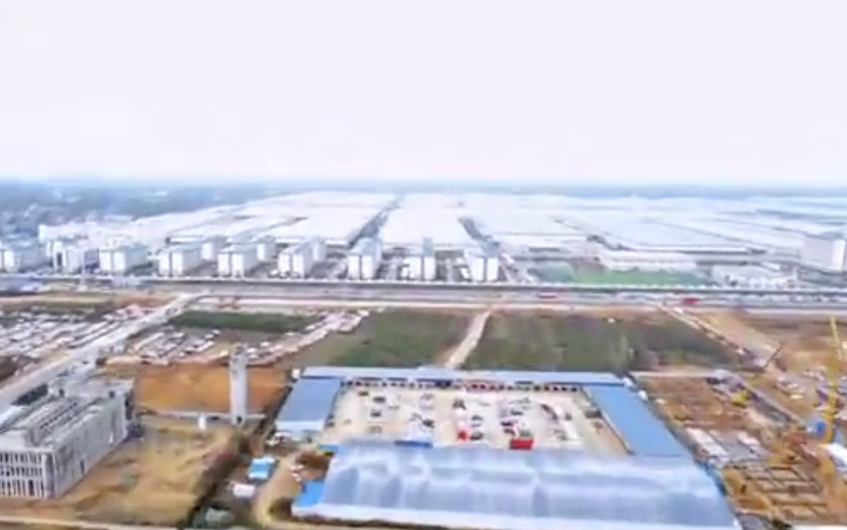 Se ridică mega-fabrica misterioasă a Chinei! O fortăreață mai mare decât orașul San Francisco: 1 milion de mașini, un stadion și un coșmar pentru Tesla
