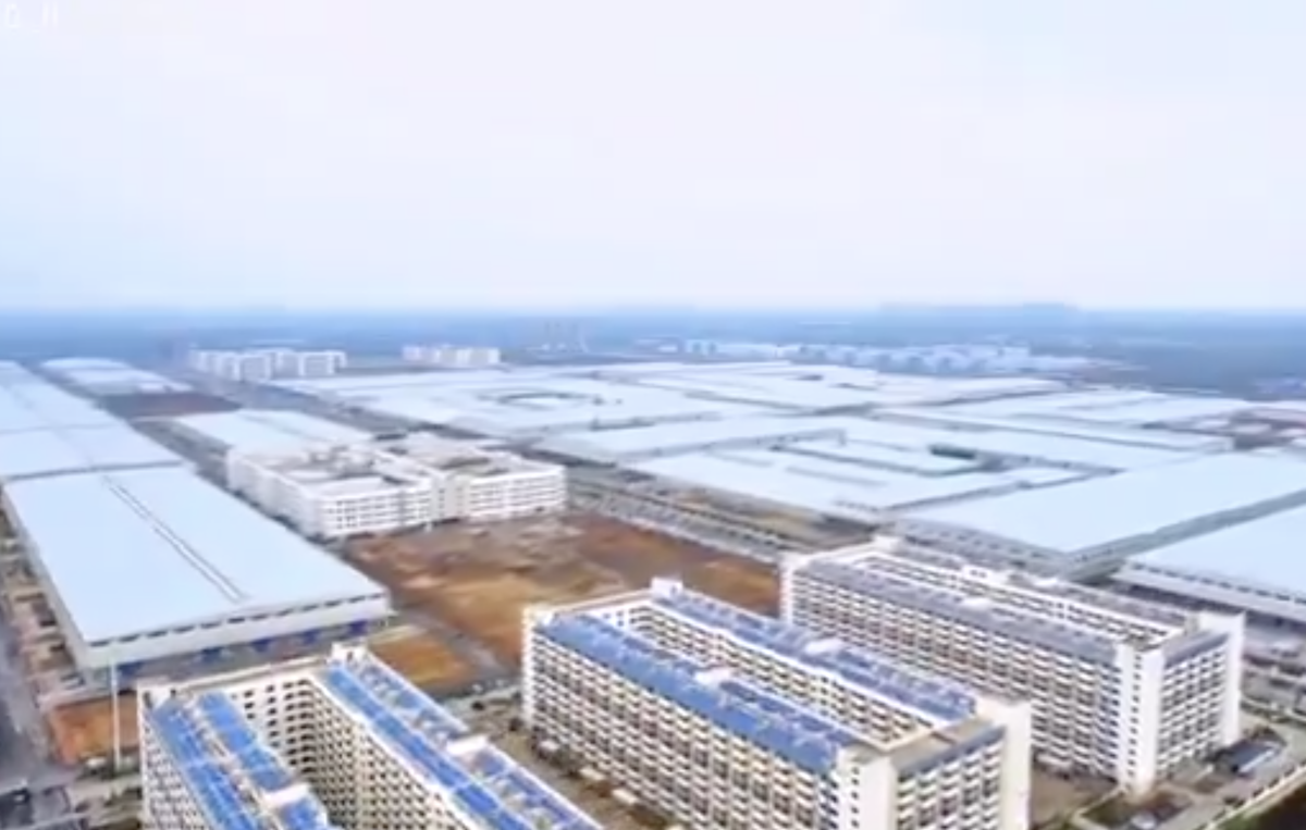 Se ridică mega-fabrica misterioasă a Chinei! O fortăreață mai mare decât orașul San Francisco: 1 milion de mașini, un stadion și un coșmar pentru Tesla