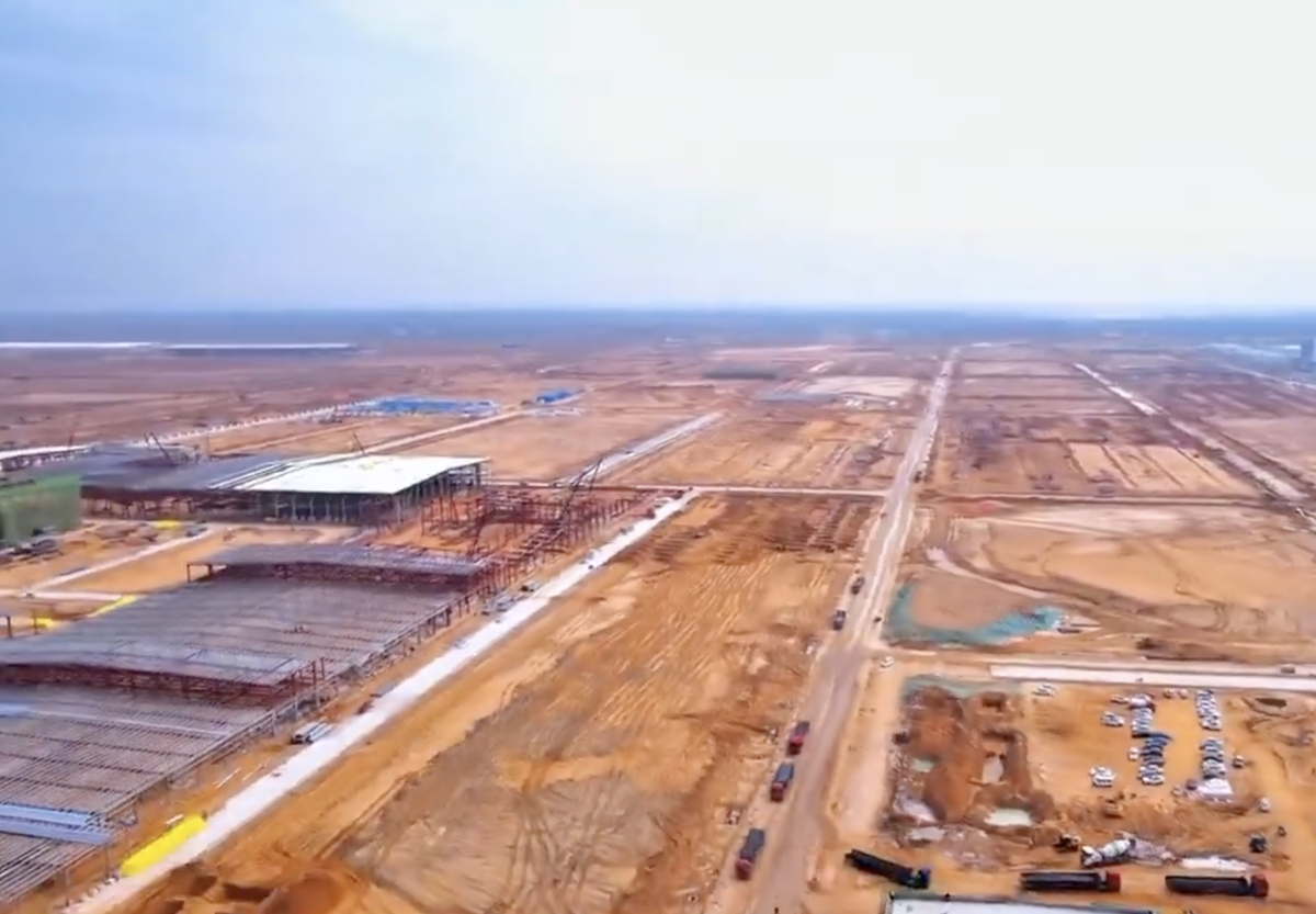 Se ridică mega-fabrica misterioasă a Chinei! O fortăreață mai mare decât orașul San Francisco: 1 milion de mașini, un stadion și un coșmar pentru Tesla