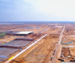 Se ridică mega-fabrica misterioasă a Chinei! O fortăreață mai mare decât orașul San Francisco: 1 milion de mașini, un stadion și un coșmar pentru Tesla