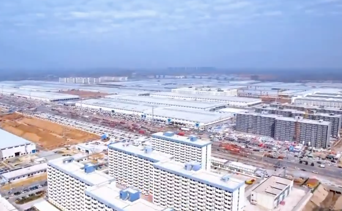 Se ridică mega-fabrica misterioasă a Chinei! O fortăreață mai mare decât orașul San Francisco: 1 milion de mașini, un stadion și un coșmar pentru Tesla