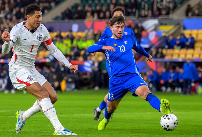 Leonard Saca în tricoul Moldovei U21, în amicalul din martie cu Anglia. Aici, în duel cu  Jobe Bellingham / FOTO: Imago Images