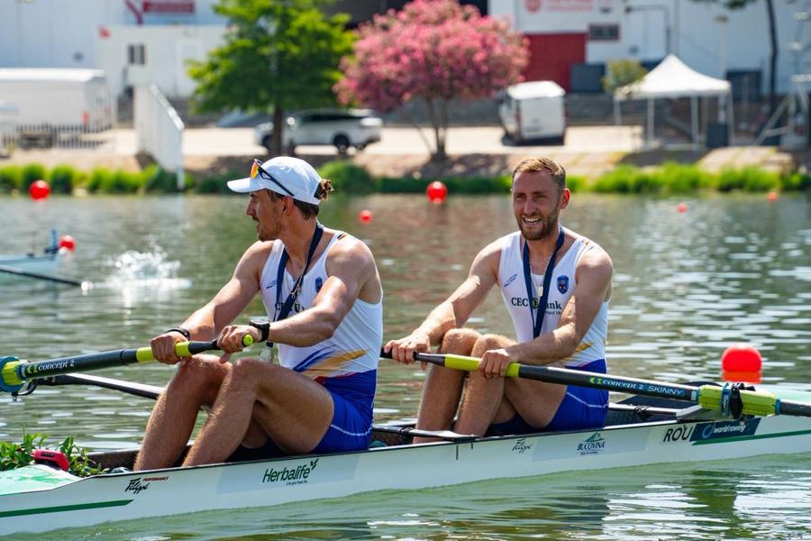 Ștefan Berariu și Florin Lehaci cu medaliile de la Cupa Mondială Sevilla 2026 Foto: FR Canotaj Reconectare în barcă după 9 ani pentru vicecampionii mondiali la juniori: „E ca mersul pe bicicletă”