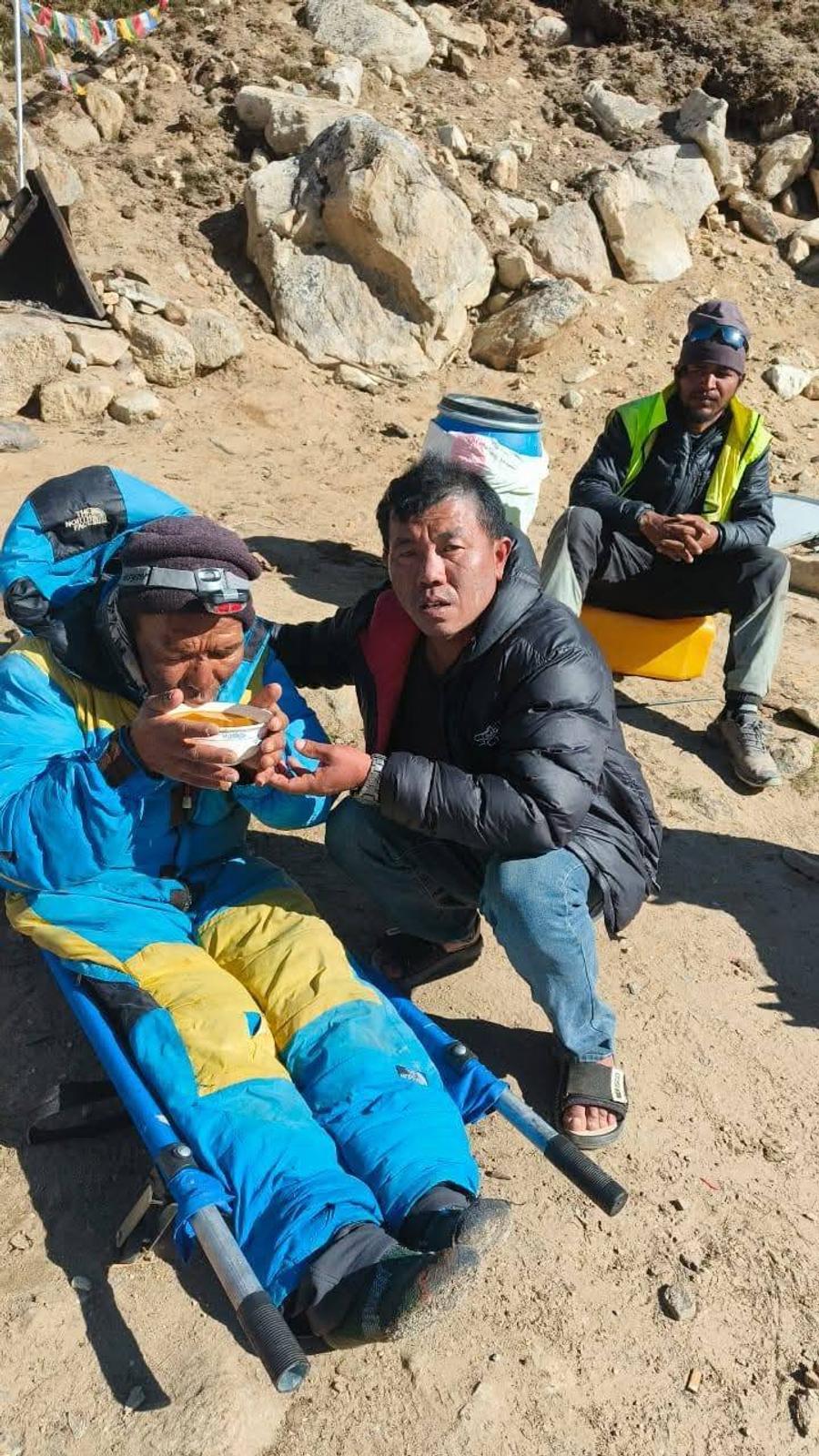 Foto: X @Poornima Shrestha L-au considerat mort, familia i-a organizat înmormântarea, dar a supraviețuit uluitor » A fost găsit de oamenii care veniseră să strângă gunoaiele