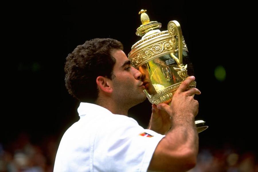 Pete Sampras cu trofeul cucerit în 1999 Foto Guliver/GettyImages Wimbledon se joacă pe GSP.ro » Tradiție mai presus de orice: regulile All England Club, de la Middle Sunday și reverența spre loja regală până la dungile colorate de doar un centimetru