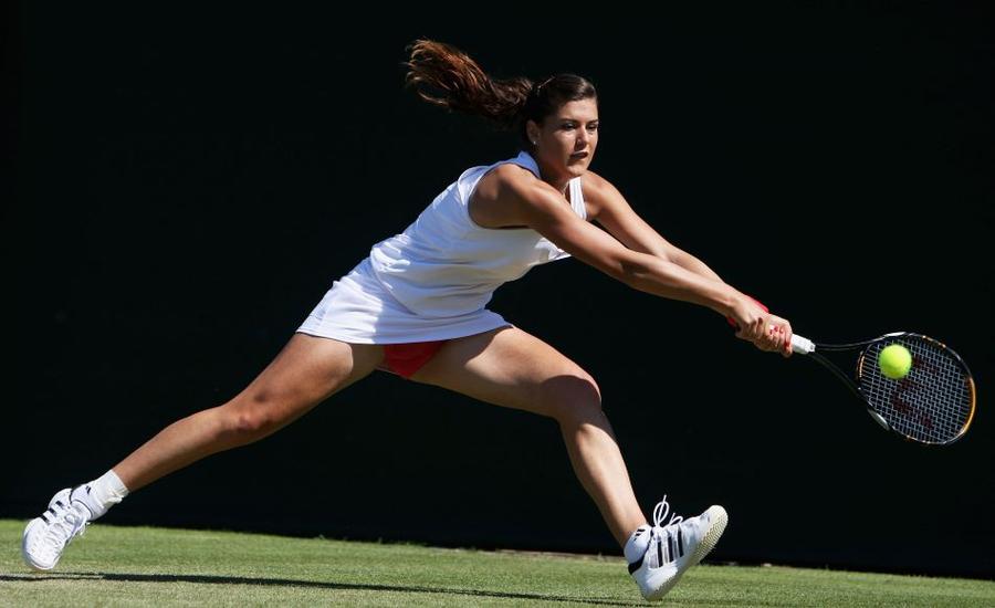 Sorana Cîrstea și pantalonașii roșii din 2009 Foto Guliver/GettyImages Wimbledon se joacă pe GSP.ro » Tradiție mai presus de orice: regulile All England Club, de la Middle Sunday și reverența spre loja regală până la dungile colorate de doar un centimetru