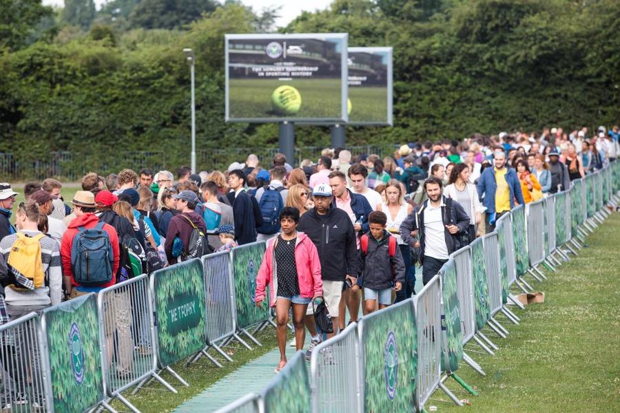 Spectatorii așteptând disciplinați la coadă pentru bilete Foto Guliver/GettyImages Wimbledon se joacă pe GSP.ro » Tradiție mai presus de orice: regulile All England Club, de la Middle Sunday și reverența spre loja regală până la dungile colorate de doar un centimetru