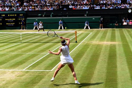 Simona Halep, în plan apropiat, și Serena Williams disputând finala 2019 în echipament complet alb Foto Guliver/GettyImages