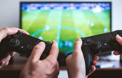 Când bug-urile îți iau mințile: un gamer a fost reținut de poliție după ce a amenințat că aruncă în aer Konami
