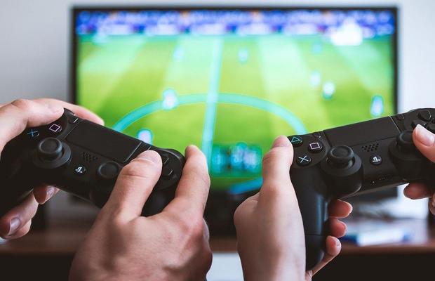 Când bug-urile îți iau mințile: un gamer a fost reținut de poliție după ce a amenințat că aruncă în aer Konami