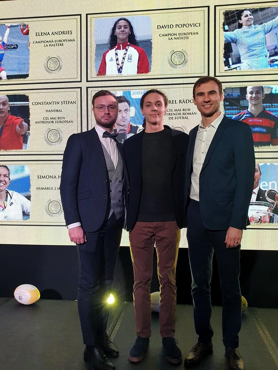 ntrenorul Adrian Rădulescu, David Popovici, preparatorul fizic Dragoș Luscan în 2020, la o gală în care înotătorul a fost premiat Preparatorul fizic al lui David Popovici explică cum se pregătește înotătorul de 16 ani pentru Jocurile Olimpice: „Ținta e un sportiv puternic, dar și suplu”