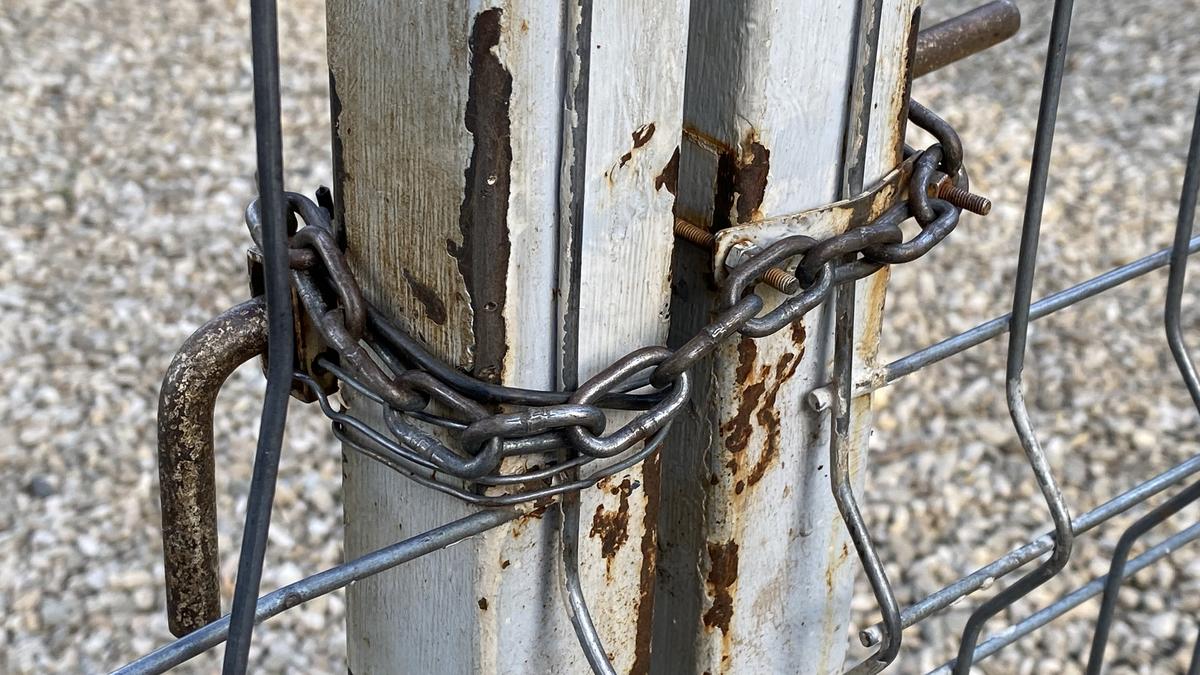 Baza sportivă inaugurată în 2020 de Firea a ajuns un DEZASTRU! Imagini deplorabile din Sectorul 3
