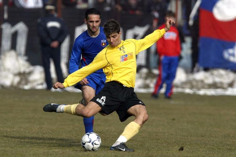Marius Constantin, la FC Brașov, în duel cu Marian Aliuță în 2003, sezonul de debut în Liga 1. Foto: Arhivă „Puneam elicopterul să uscăm gazonul!” » Marian Aliuță a vorbit cu Gazeta despre FCSB, Denis Drăguș și diferența dintre generații: „Noi aveam talent, ăștia de acum au fizic și mental coach”