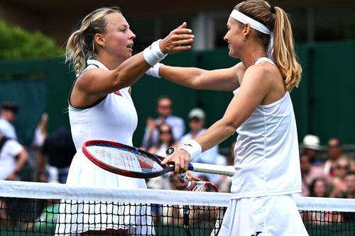 Anett Kontaveit (în stânga) a disputat ultimul meci al carierei