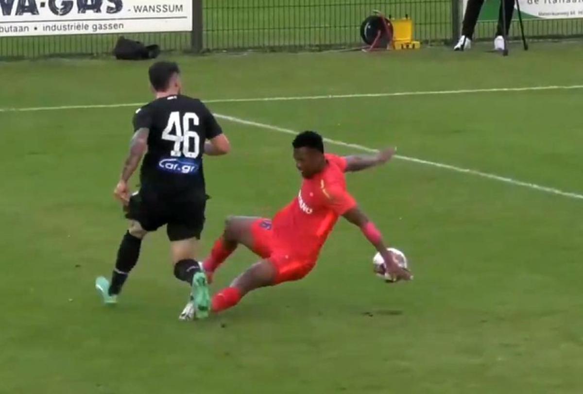 Gafa lui Siyabonga Ngezana în FCSB - PAOK, în cadre succesive