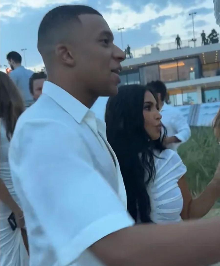 Kylian Mbappe, alături de Kim Kardashian/ foto: captură Twitter Mbappe, petrecere alături de Kim Kardashian » De ce s-au inflamat fanii: „Pleacă de lângă el!”
