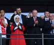 Mii de fani turci au făcut semnul extremist al „lupilor gri”, pentru care Demiral a fost suspendat » Imagini incredibile în tribune la EURO