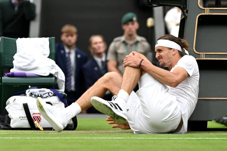 Alexander Zverev după căzătura din setul al doilea în turul 3 la Wimbledon 2024 Foto: Guliver/GettyImages Alexander Zverev, calificat în „optimi” la Wimbledon în ciuda unei căzături de coșmar, l-a chemat pe Pep Guardiola să revină la Bayern!
