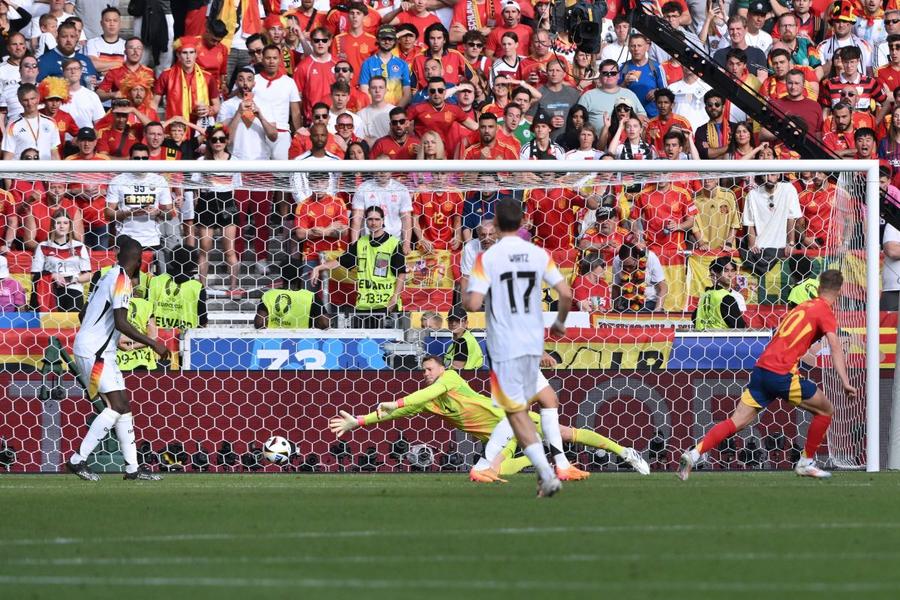 Șutul lui Dani Olmo l-a bătut pe Manuel Neuer / Foto: Imago Manuel Neuer și-a hotărât viitorul: „Toată lumea care mă cunoaște știe că decizia nu a fost simplă pentru mine”