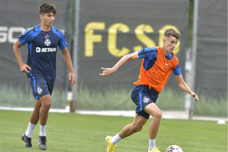 Alexandru Musi și Octavian Popescu la antrenament / Foto: Facebook Mihai Stoica laudă doi jucători de la FCSB: „N-au vrut la Neversea, deși au liber. Au cerut să se antreneze”