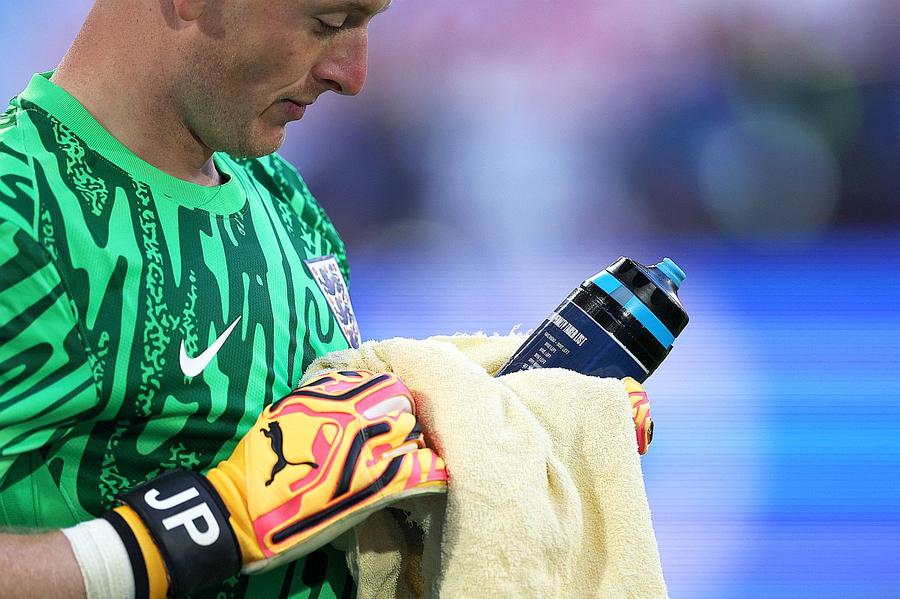 Jordan Pickford a consultat notițele de pe bidon // foto: Guliver/gettyimages 5 bune, 5 rele din „sferturile” Euro » Tocilarul-erou, învinsul căruia nu i se poate reproșa mare lucru vs Cei doi care au stricat totul: „Bulibășeală completă!”