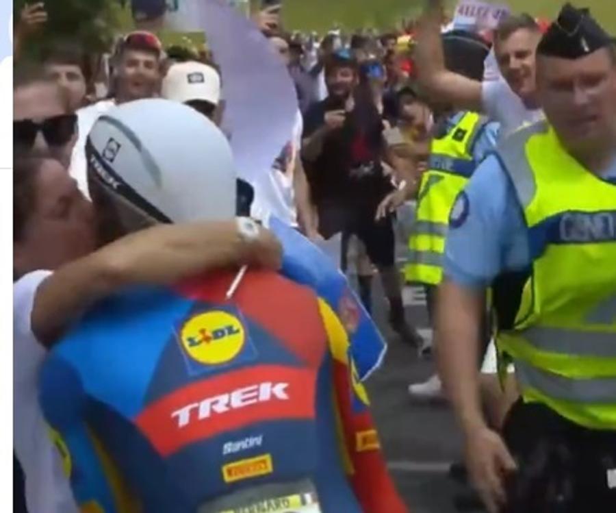 Bernard a pus un picior în pământ și și-a sărutat soția. Apoi și-a continuat cursa Stupoare în Turul Franței: un ciclist a fost amendat fiindcă a oprit și și-a sărutat soția! Ce a urmat: „Las' că plătim noi