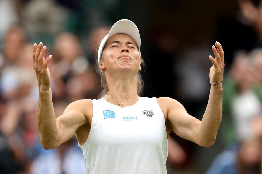 Yulia Putintseva sărbătorind victoria din turul 3 la Wimbledon 2024 Foto: Guliver/GettyImages Iga Swiatek, favorita principală, eliminată de la Wimbledon din turul al treilea!