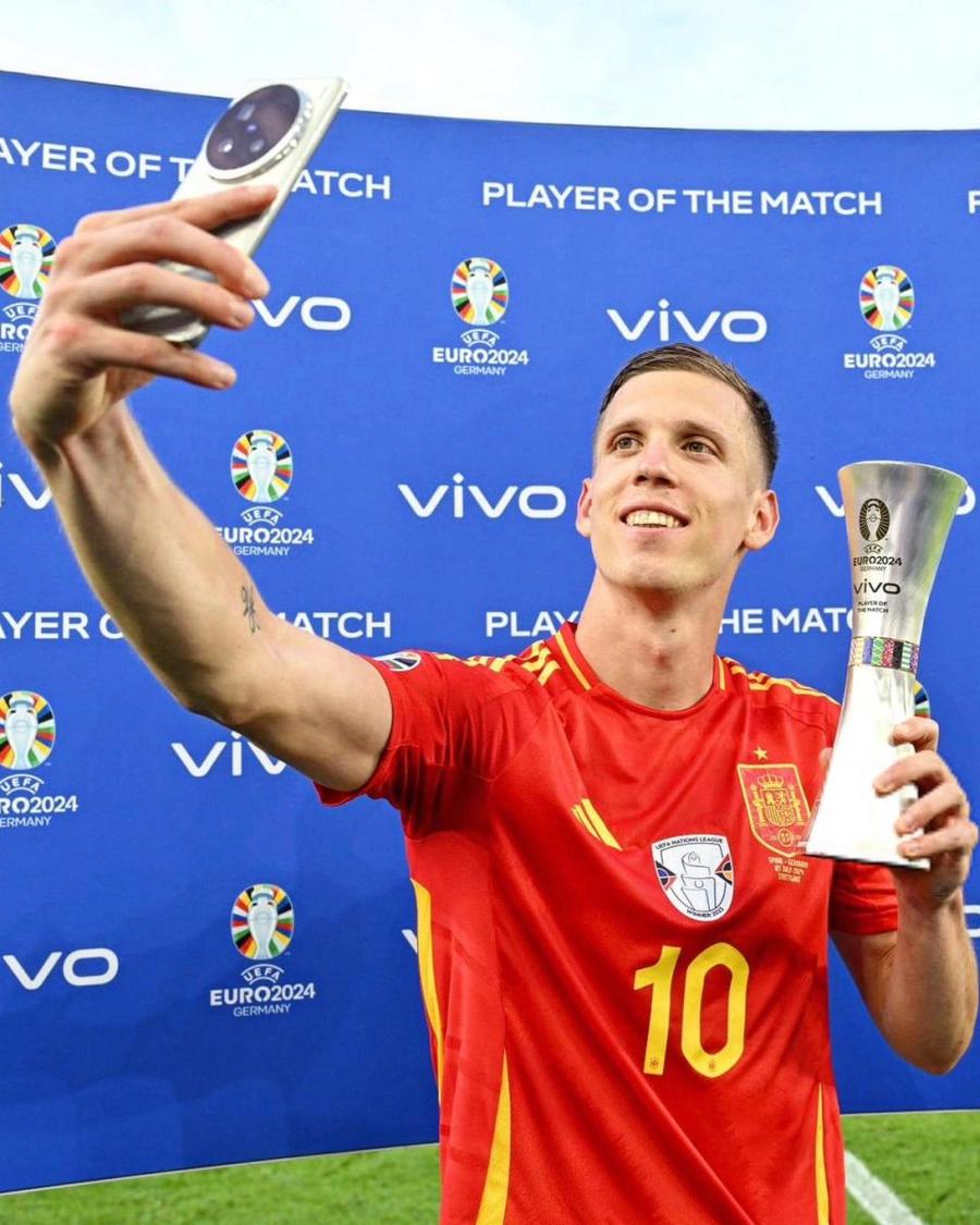 Dani Olmo a făcut un selfie cu trofeul acordat de UEFA pentru MVP-ul „sfertului” Euro 2024 de la Stuttgart / Foto: Facebook Ultima strigare pentru Dani Olmo! Clauza îi expiră la miezul nopții, gigantul a făcut oferta de 60 de milioane!