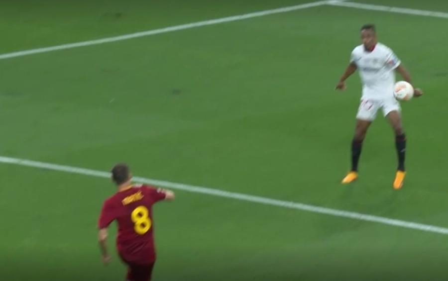 Mingea centrată de Nemanja Matic este lovită cu brațul de Fernando în careul lui FC Sevilla în finala Europa League Italienii îi consolează pe nemți pentru deciziile luate de arbitrul Taylor » Cele mai tari glume după eliminarea Germaniei
