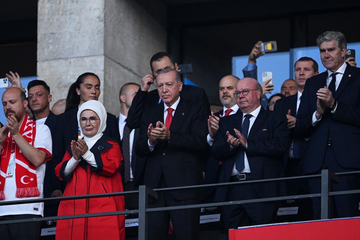 Mii de fani turci au făcut semnul extremist al „lupilor gri”, pentru care Demiral a fost suspendat » Imagini incredibile în tribune la EURO