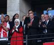 Mii de fani turci au făcut semnul extremist al „lupilor gri”, pentru care Demiral a fost suspendat » Imagini incredibile în tribune la EURO