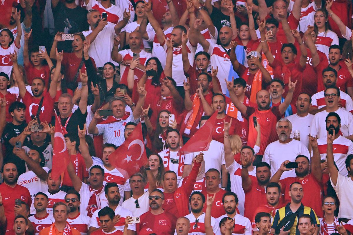 Mii de fani turci au făcut semnul extremist al „lupilor gri”, pentru care Demiral a fost suspendat » Imagini incredibile în tribune la EURO