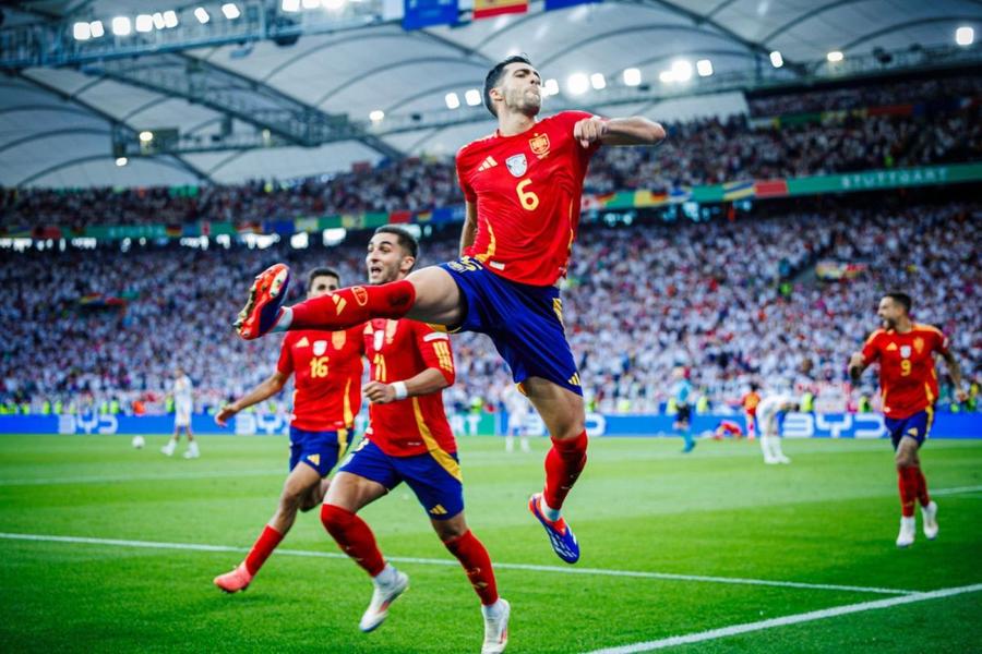 Mikel Merino celebrează golul calificării Spaniei în semifinala Euro 2024 cu Franța / Foto: Imago 5 bune, 5 rele din „sferturile” Euro » Tocilarul-erou, învinsul căruia nu i se poate reproșa mare lucru vs Cei doi care au stricat totul: „Bulibășeală completă!”