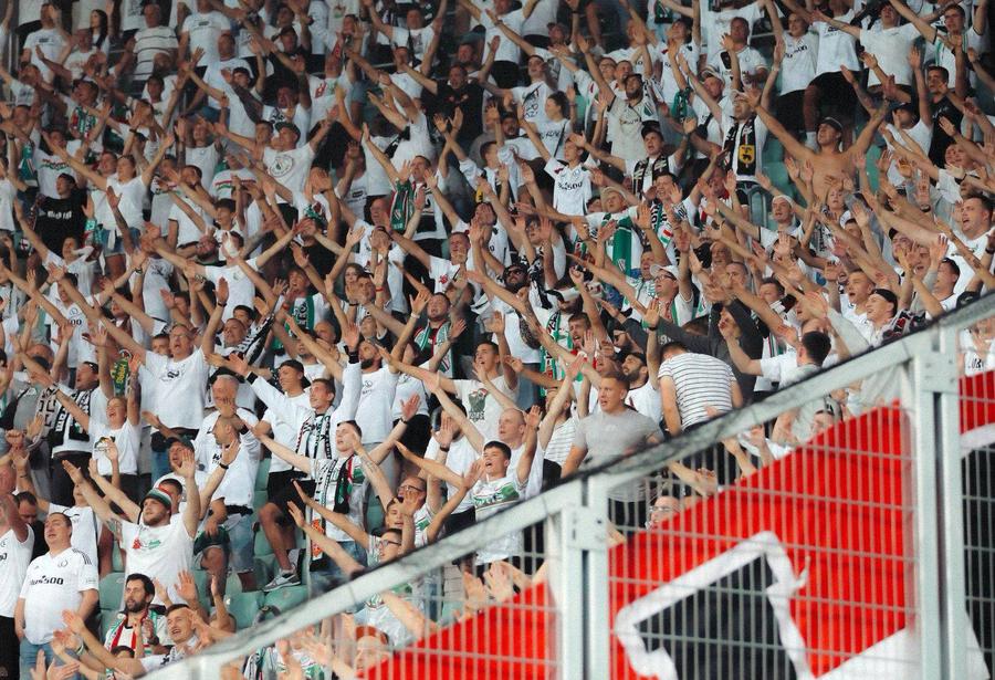 Fanii de la Legia Varșovia sunt în război cu conducerea clubului Scandal total la Legia Varșovia! Edward Iordănescu a fost abandonat și mințit de conducere, iar ultrașii sunt în război total cu clubul