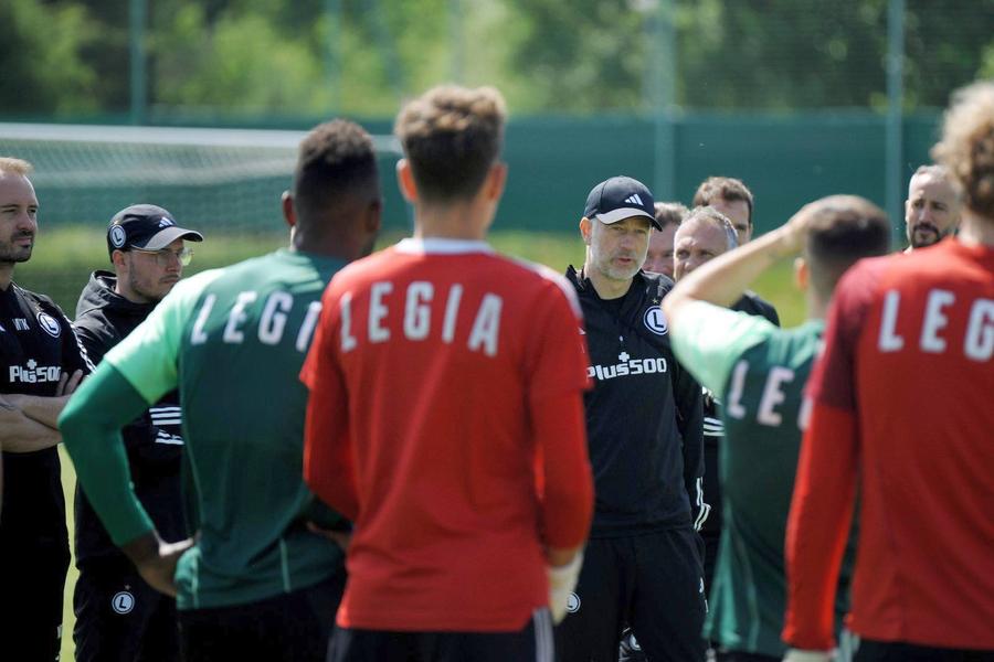 Edward Iordănescu, antrenorul celor de la Legia Varșovia Scandal total la Legia Varșovia! Edward Iordănescu a fost abandonat și mințit de conducere, iar ultrașii sunt în război total cu clubul