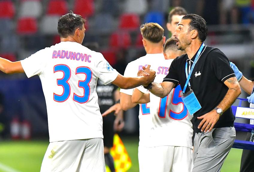 Elias Charalambous își avertizează jucătorii înainte de FCSB - Inter d'Escaldes // FOTO: Cristi Preda (GSP)