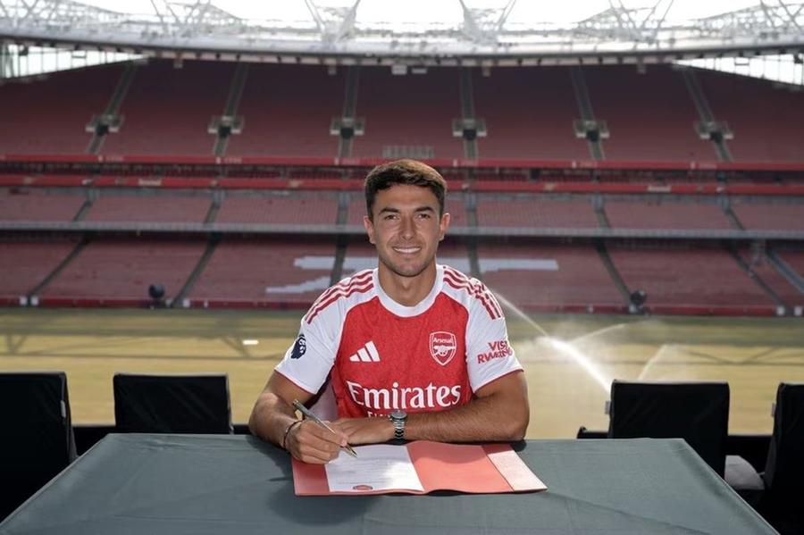 Martin Zubimendi a semnat cu Arsenal // foto: arsenal.com Arsenal a prezentat mijlocașul de 65 de milioane de euro: „Mutarea pe care mi-o doream”