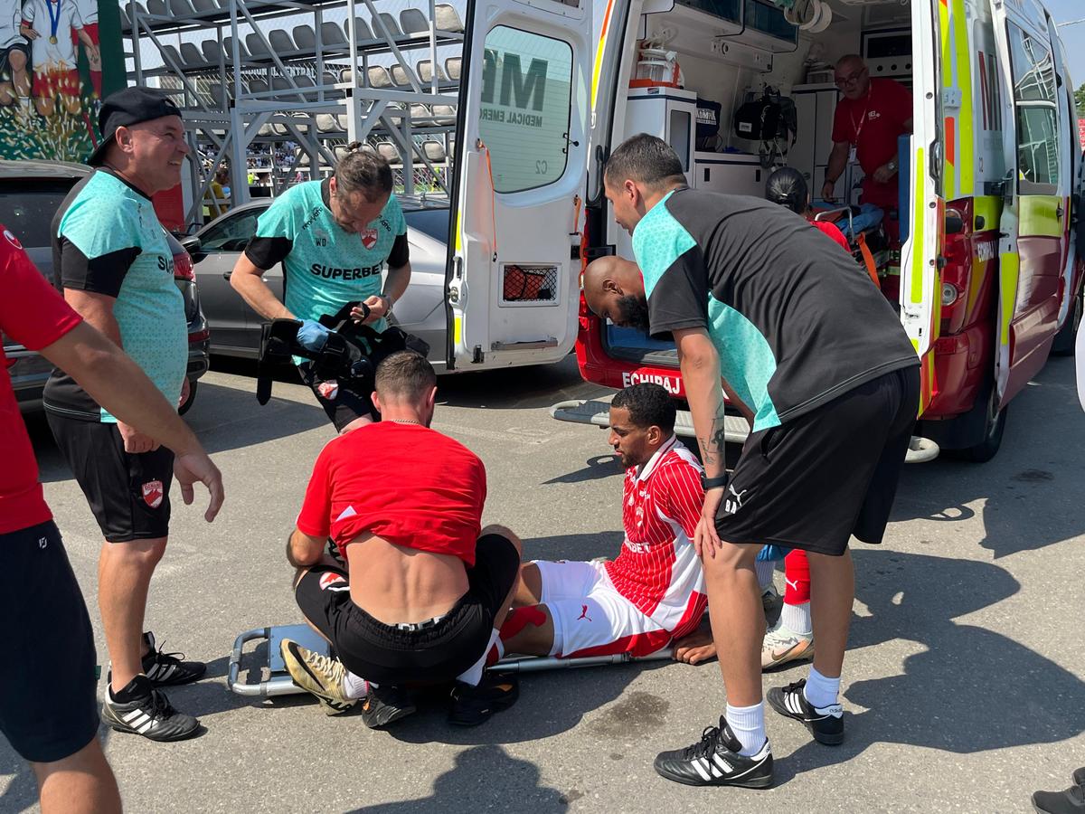 Maxime Sivis s-a accidentat în Dinamo - Tunari și a fost scos pe targă